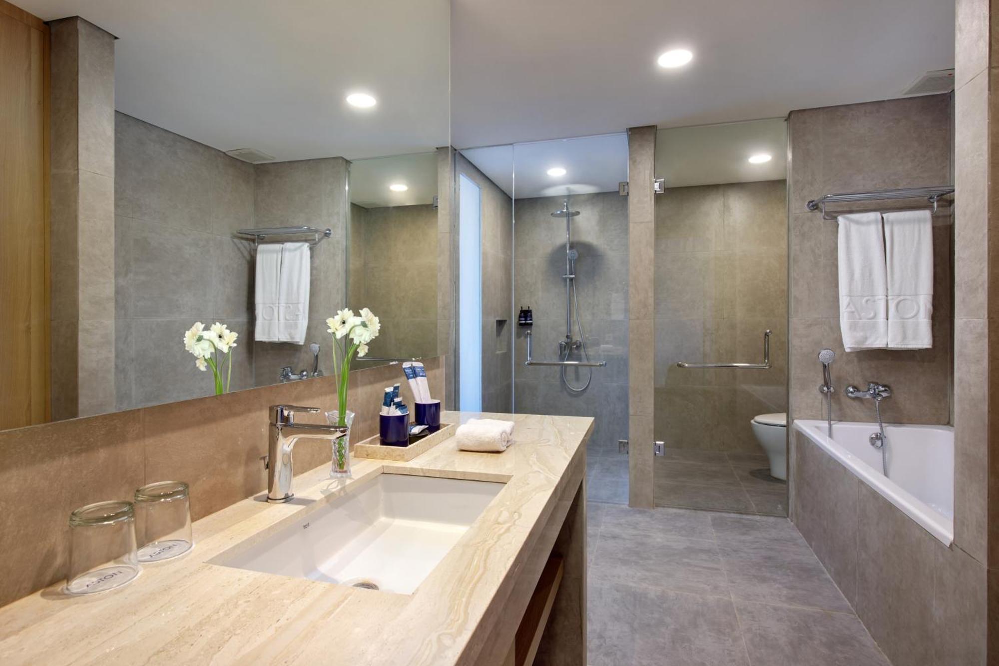 Aston Palu Hotel & Conference Center Екстер'єр фото